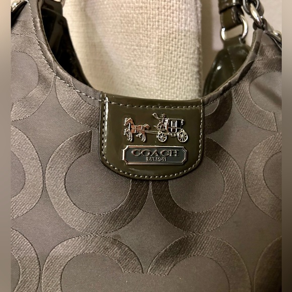 Coach Madison Op Art Maggie, F1120-18763. Grey exterior with purple lining. - Picture 3 of 16